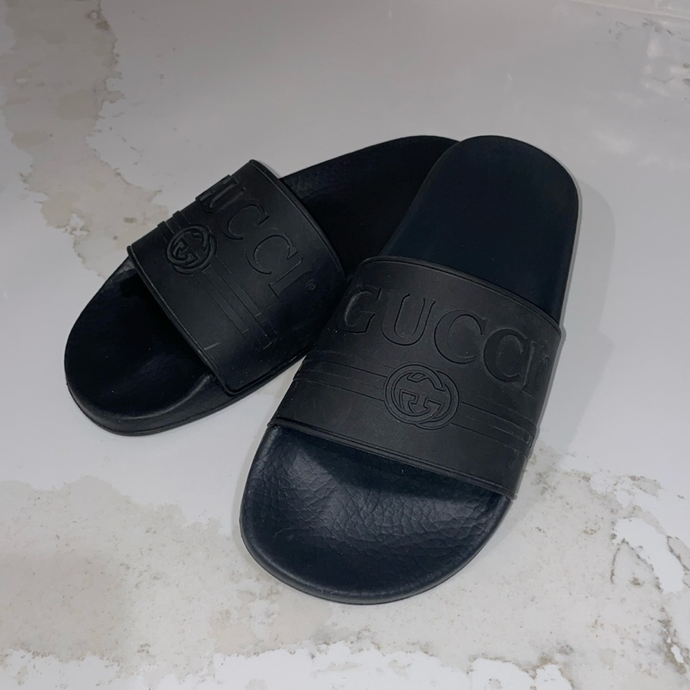 Never been worn Gucci slides